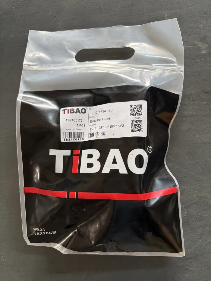 11127584128 Engine Parts Breather Hose for BMW X4 (F26), X6 (E71, E72), X5 (E70), 5 Gran Turismo (F07), 6 Coupe (F13), X3 (F25), 3 (E90), 1 Coupe (E82)