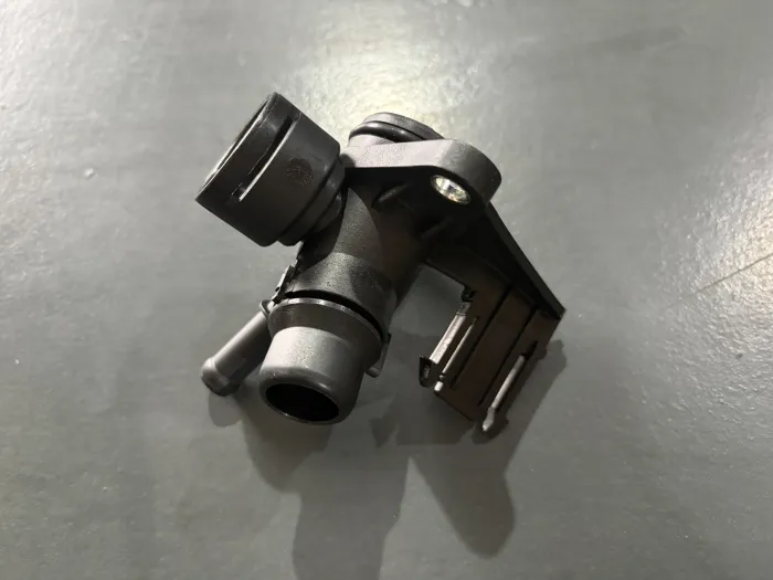 06H121132H Engine Parts  Coolant Flange for AUDI A4, VW CARAVELLE, SEAT EXEO (3R2)