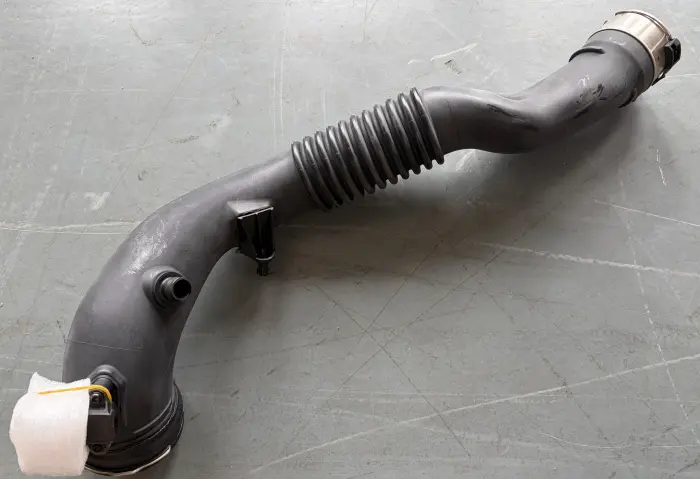 13717604033 Engine Parts Intake Pipe for