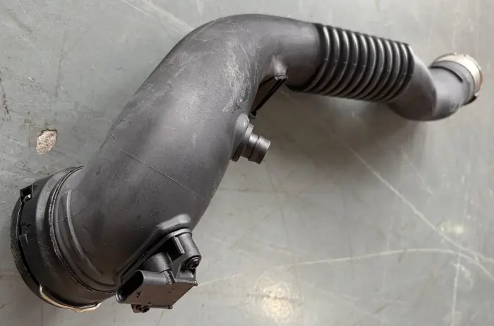 13717604033 Engine Parts Intake Pipe for