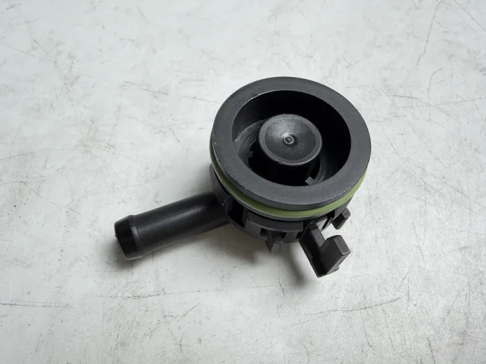 04E103175 Engine Parts Valve,crankcase Breather for AUDI Q2, VW PASSAT, SEAT ATECA (KH7, KHP), SKODA KAROQ (NU7, ND7)