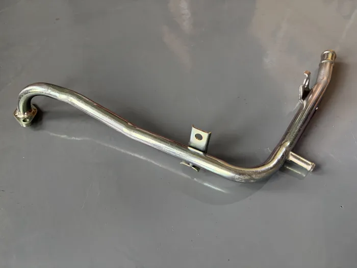 254572B000 Engine Parts Coolant Pipe for HYUNDAI i30 Estate (GD), i30 II Estate (GD), KIA VENGA (YN)