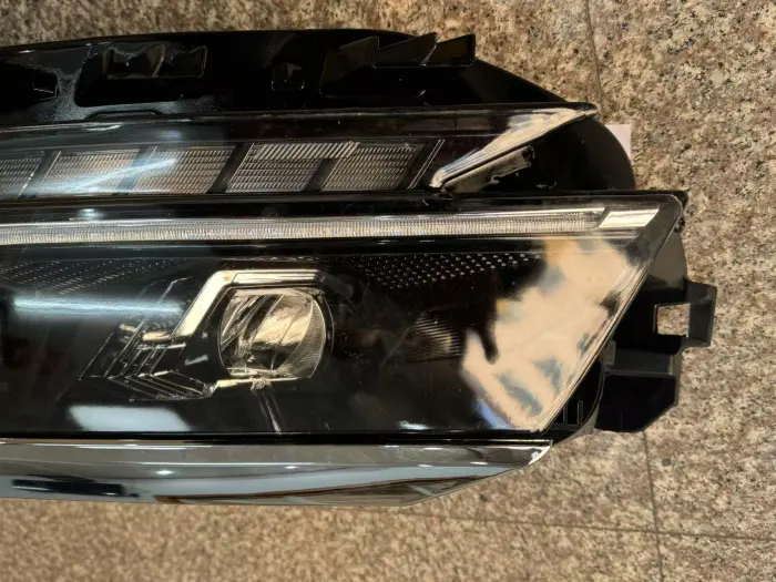 561941081 Headlight for 