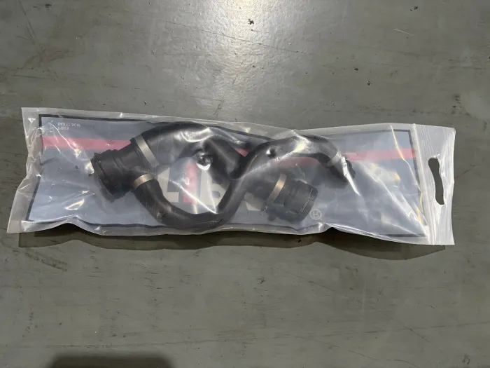 17127537107 Engine Parts Water Hose for BMW X5 (E70)