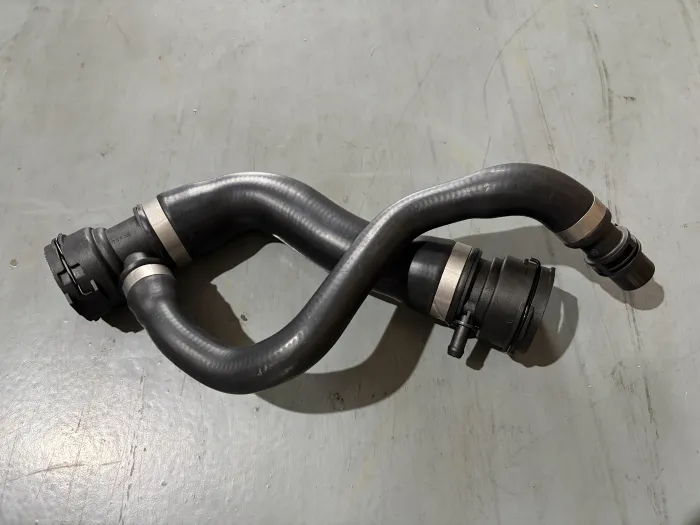 17127537107 Engine Parts Water Hose for BMW X5 (E70)