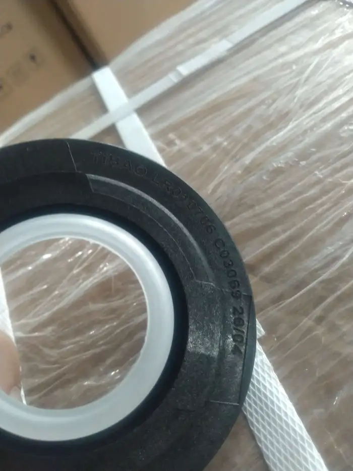 LR010706 Engine Parts Crankshaft Oil Seal for JAGUAR XK II Coupe (X150), LAND ROVER DISCOVERY IV (L319), LR4 IV (L319), LR4 IV SUV (L3