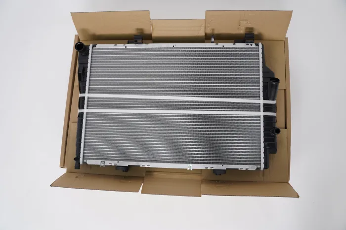 2025008203 Engine Parts Radiator for MERCEDES-BENZ CLK (C208)
