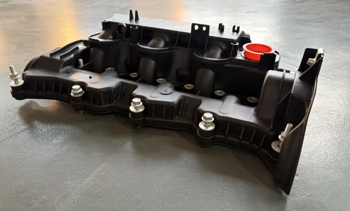LR105957 Engine Parts Engine Valve Cover for CITROËN C5 III Break (RW_), JAGUAR XF SPORTBRAKE (X260), LAND ROVER DISCOVERY IV (L319), LR4 IV (L319), LR4 IV SUV (L3, PEUGEOT 407 Coupe (6C_)