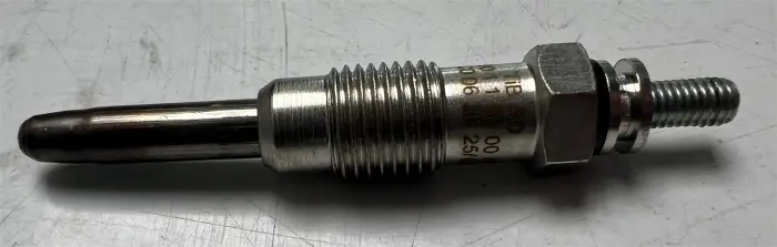 0011590001 Engine Parts Glow Plug for MERCEDES-BENZ VITO Bus (W638), SPRINTER 2-t Platform/Chassis (B901, B902), V-CLASS (638/2), O 100, G-CLASS Cabrio (W460), E-CLASS (W124), C-CLASS (W202), S-CLASS (W140), UNIMOG, T1 Bus (B601), 124 Saloon (W124), 