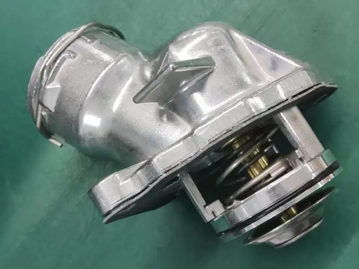 2722000415 Engine Parts Thermostat for MERCEDES-BENZ S-CLASS (W221), SLK (R171), E-CLASS T-Model (S211), M-CLASS (W164), C-CLASS T-Model (S203), GLK-CLASS (X204), R-CLASS (W251, V251), CLC-CLASS (CL203), CLS (C219), SL (R230), VALENTE Bus (W639), VIT