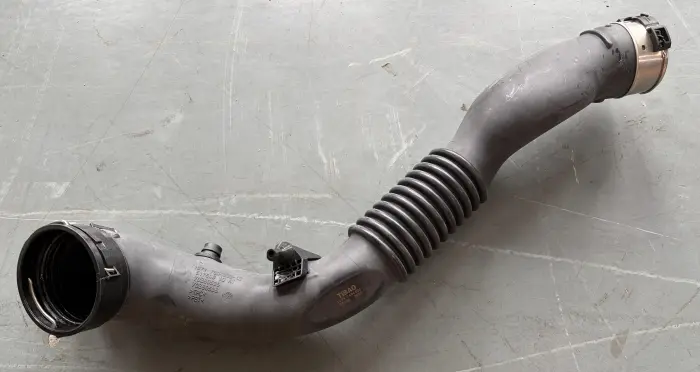 13717604033 Engine Parts Intake Pipe for