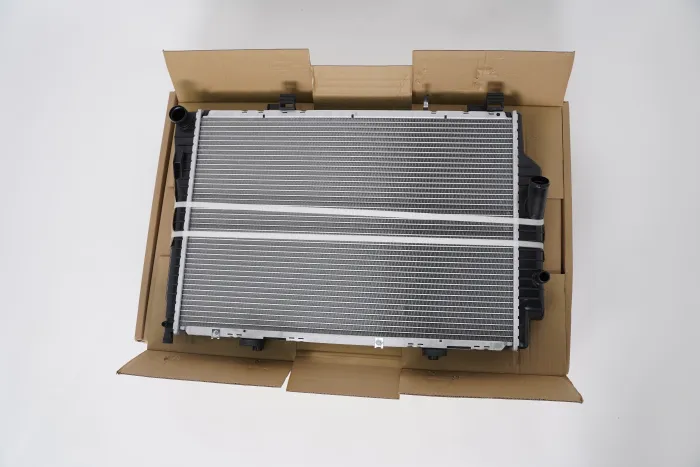 2025008203 Engine Parts Radiator for MERCEDES-BENZ CLK (C208)
