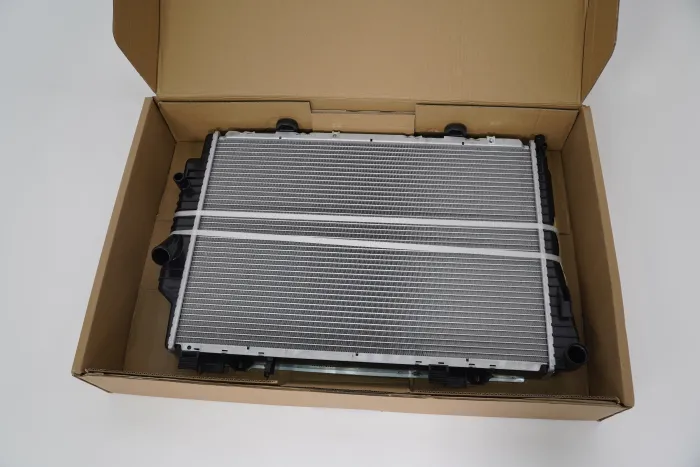 2025008203 Engine Parts Radiator for MERCEDES-BENZ CLK (C208)