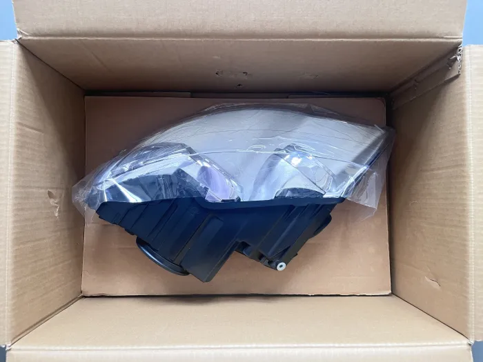 7L6941039A Headlight for 