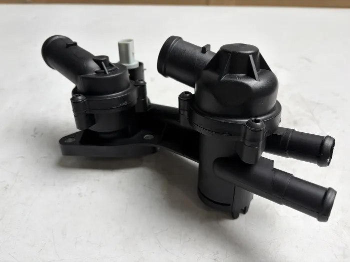 03C121111H Engine Parts Thermostat Housing for AUDI A3, VW EOS, SKODA LAURA II (1Z3), OCTAVIA II (1Z3)