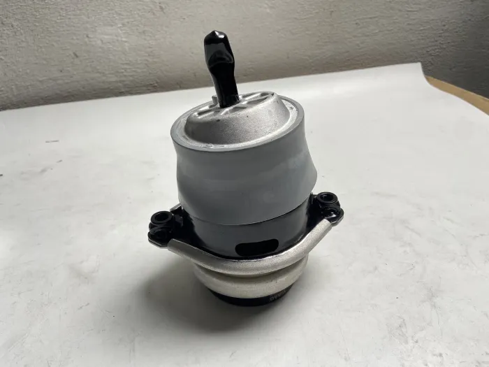 94837504901 Engine Parts Engine Mount for PORSCHE CAYENNE (9PA)