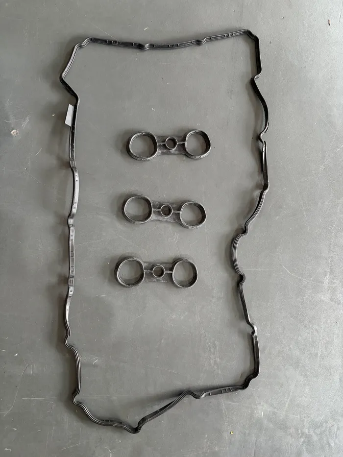 11127582245 Engine Parts Valve Cover Gasket for BMW X3 (E83), 3 (E90), X1 (E84), 5 Touring (E61), 7 (E65, E66, E67), Z4 Roadster (E85), 1 (E81), X5 (E70), 6 (E63)