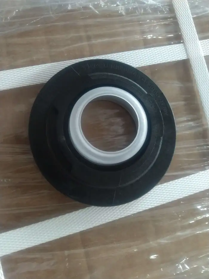 LR010706 Engine Parts Crankshaft Oil Seal for JAGUAR XK II Coupe (X150), LAND ROVER DISCOVERY IV (L319), LR4 IV (L319), LR4 IV SUV (L3