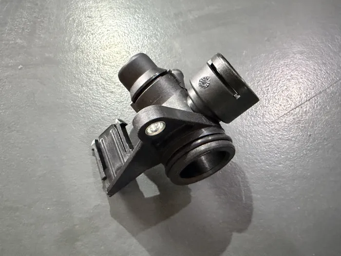 06H121132H Engine Parts  Coolant Flange for AUDI A4, VW CARAVELLE, SEAT EXEO (3R2)