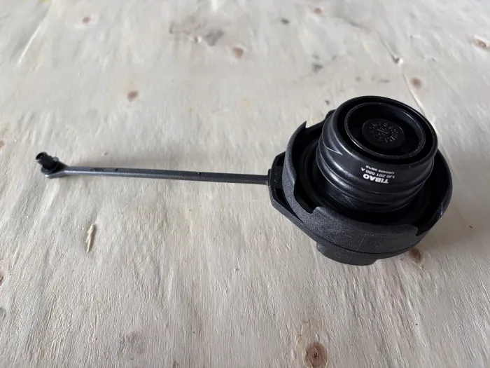 1J0201550A Fuel Tank Cap for AUDI A1, VW POLO Vivo, SEAT LEON (1P1), SKODA FABIA I Saloon (6Y3)