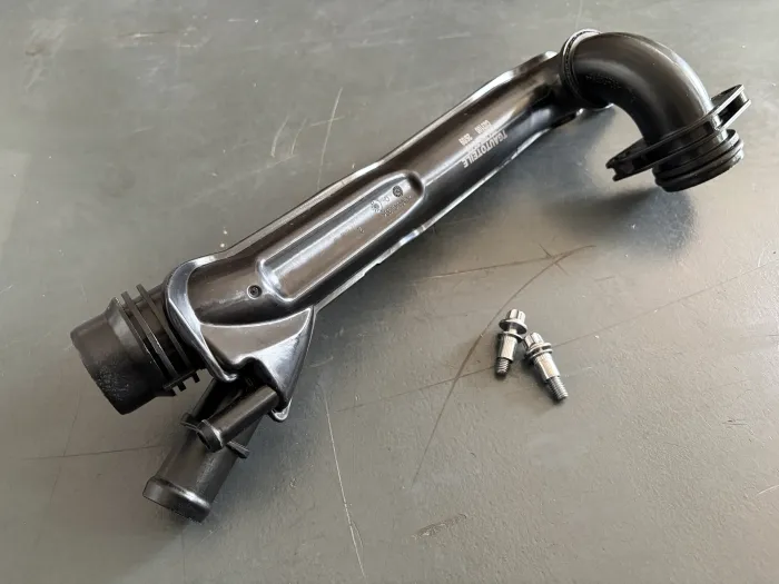 2642008600 Engine Parts Cooling Water Pipe for