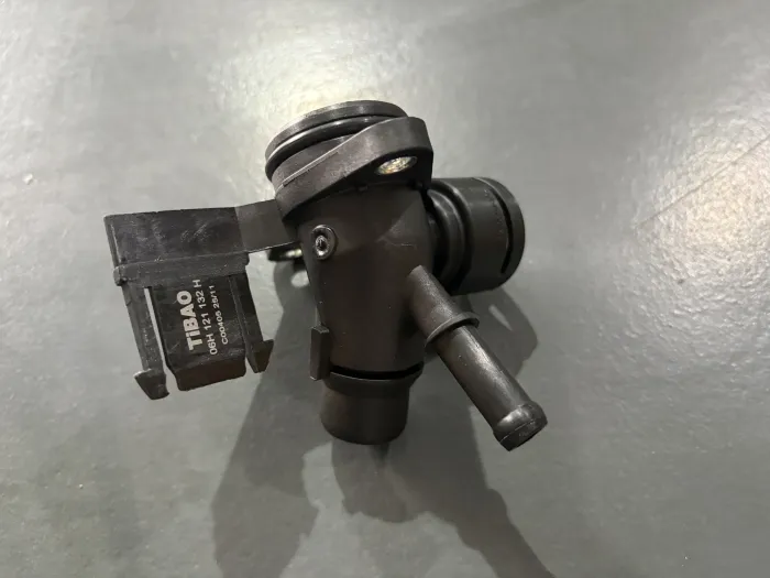 06H121132H Engine Parts  Coolant Flange for AUDI A4, VW CARAVELLE, SEAT EXEO (3R2)