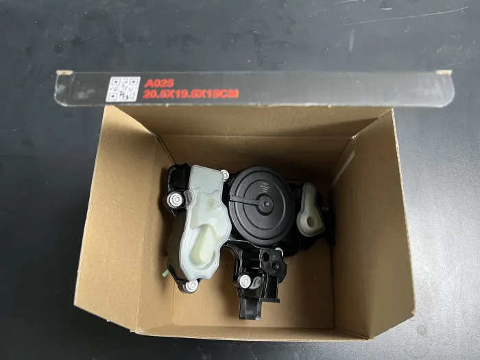 06K103495AP Детали двигателя Пароотделитель для AUDI A4, VW SCIROCCO, SEAT ALHAMBRA (710, 711), SKODA SUPERB III Estate (3V5)