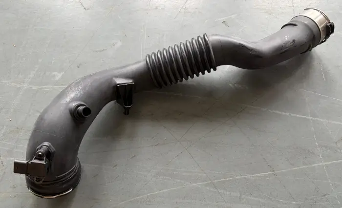 13717604033 Engine Parts Intake Pipe for