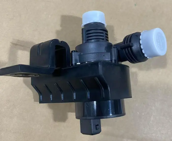 64116910755 Engine Parts BMW Water Pump for BMW 5 (E60), 6 (E63)
