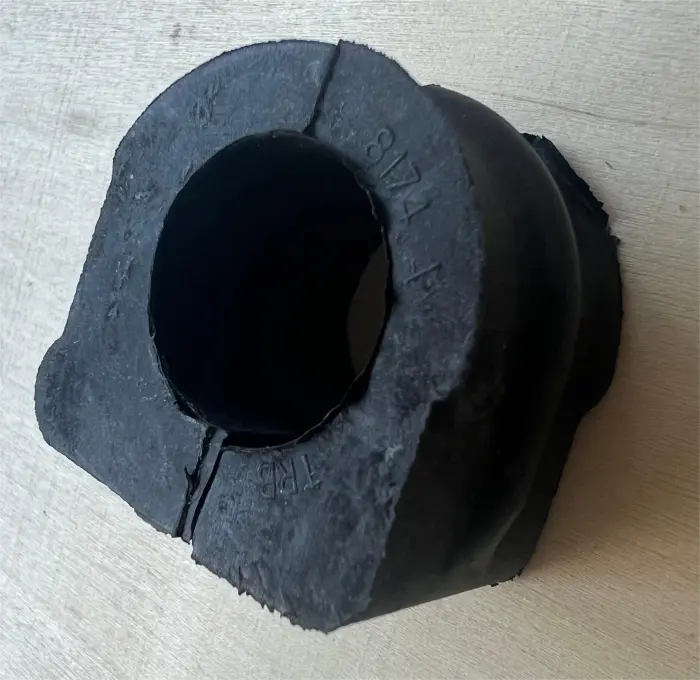 1J0411314T Suspension Parts Stabilizer Bushing for AUDI TT, VW BEETLE, SEAT LEON (1M1), SKODA OCTAVIA I (1U2)