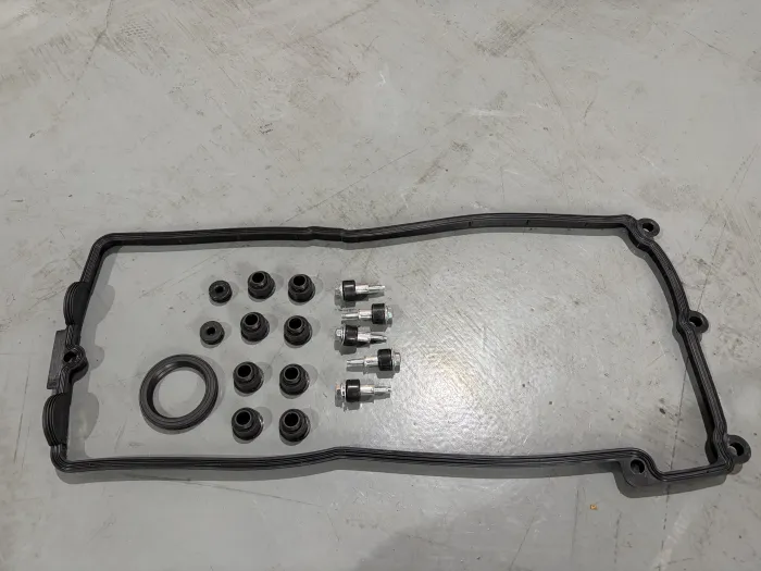 11127513195 Engine Parts Valve Cover Gasket for BMW 5 (E60), X5 (E53), 6 (E63), 7 (E65, E66, E67)
