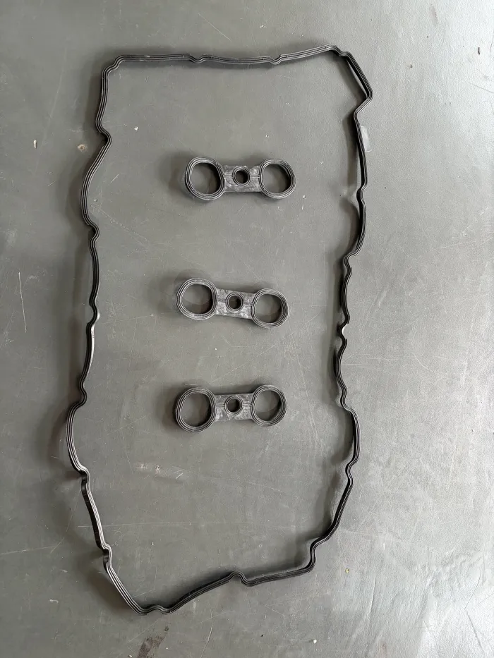 11127582245 Engine Parts Valve Cover Gasket for BMW X3 (E83), 3 (E90), X1 (E84), 5 Touring (E61), 7 (E65, E66, E67), Z4 Roadster (E85), 1 (E81), X5 (E70), 6 (E63)