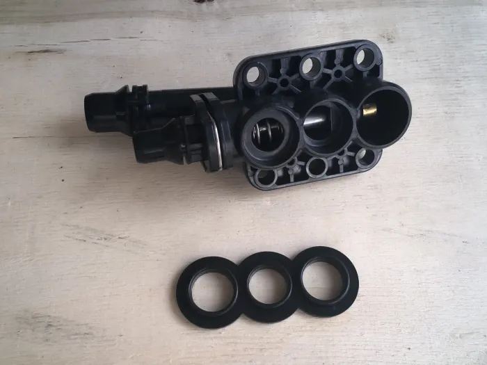 17217559962 Engine Parts Thermostat for BMW 5 (E60), 7 (E65, E66, E67), 6 (E63)