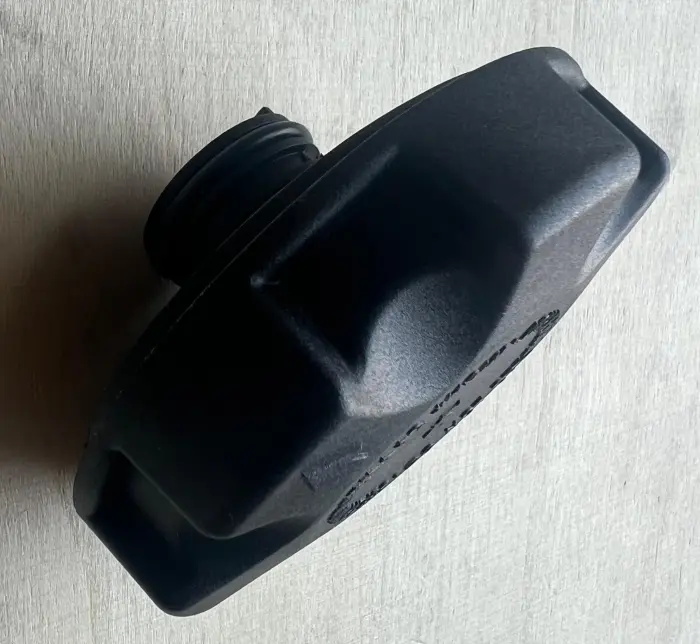 17117521071 Engine Parts Radiator Cap for BMW 6 Coupe (F13), 5 Gran Turismo (F07), 4 Coupe (F32, F82), 2 Coupe (F22, F87), 8 Coupe (G15, F92), X3 (F25), X4 (F26), X7 (G07), X5 (E70), 1 (E87), 7 (F01, F02, F03, F04), 3 Touring (E91), X6 (E71, E72), X1