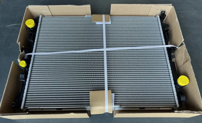 0995003303 Engine Parts Radiator for MERCEDES-BENZ EQV (W447), METRIS Tourer (W447), E-CLASS (W213), METRIS Van (W447), GLC (X253), EQC (N293), eVITO Van (W447), S-CLASS (W222, V222, X222), V-CLASS (W447), CLS (C257)