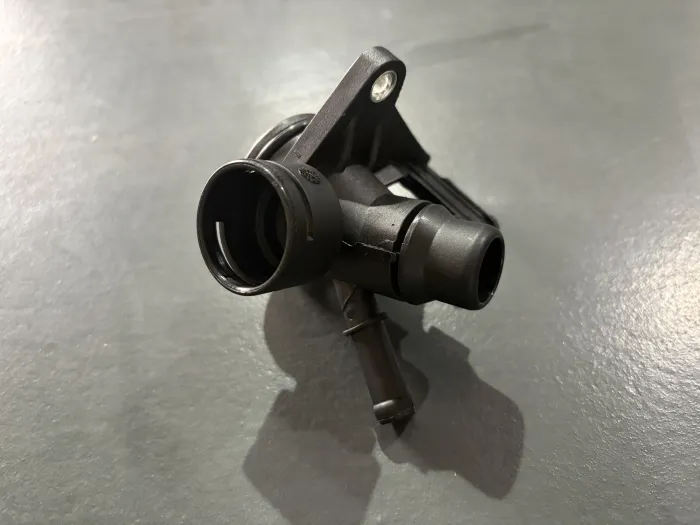 06H121132H Engine Parts  Coolant Flange for AUDI A4, VW CARAVELLE, SEAT EXEO (3R2)