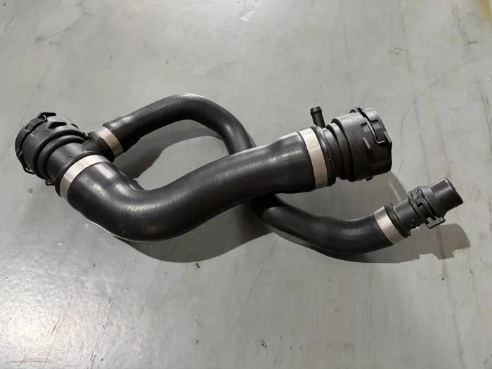17127537107 Engine Parts Water Hose for BMW X5 (E70)