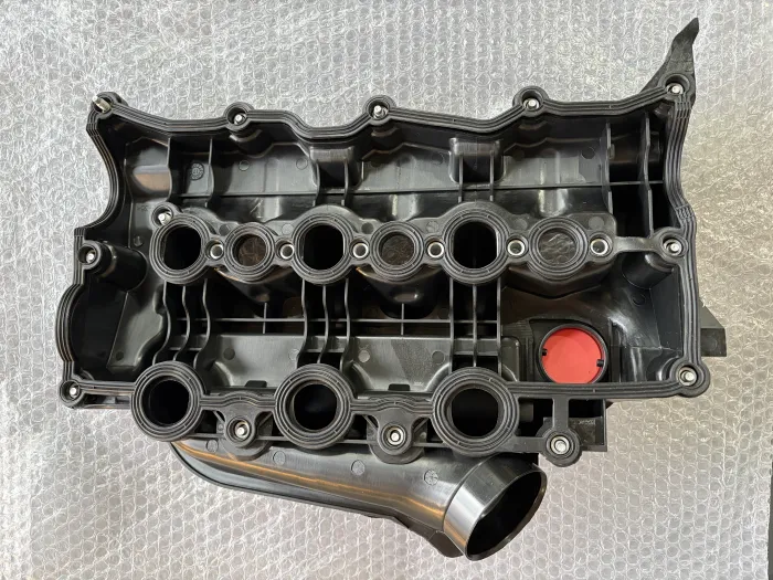LR105957 Engine Parts Engine Valve Cover for CITROËN C5 III Break (RW_), JAGUAR XF SPORTBRAKE (X260), LAND ROVER DISCOVERY IV (L319), LR4 IV (L319), LR4 IV SUV (L3, PEUGEOT 407 Coupe (6C_)