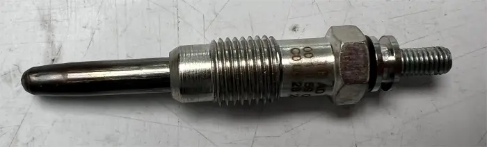0011590001 Engine Parts Glow Plug for MERCEDES-BENZ VITO Bus (W638), SPRINTER 2-t Platform/Chassis (B901, B902), V-CLASS (638/2), O 100, G-CLASS Cabrio (W460), E-CLASS (W124), C-CLASS (W202), S-CLASS (W140), UNIMOG, T1 Bus (B601), 124 Saloon (W124), 