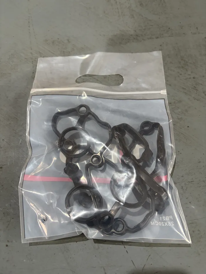 06E103483G Engine Parts Valve Cover Gasket for AUDI A6 / S6 C6 (4F2), A4 / S4 B7 (8EC), A8 / S8 D3 (4E2, 4E8)