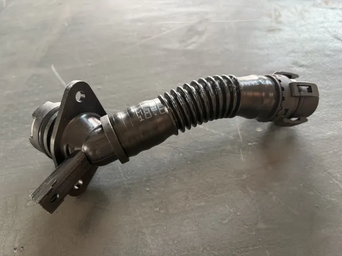 11127584128 Engine Parts Breather Hose for BMW X4 (F26), X6 (E71, E72), X5 (E70), 5 Gran Turismo (F07), 6 Coupe (F13), X3 (F25), 3 (E90), 1 Coupe (E82)