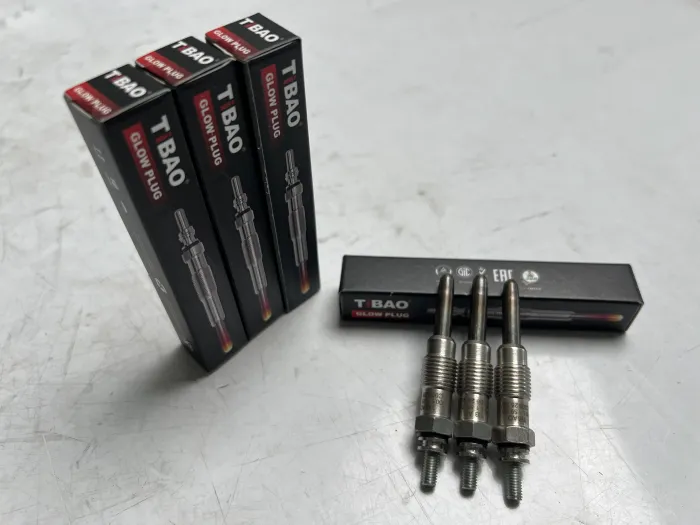0011590001 Engine Parts Glow Plug for MERCEDES-BENZ VITO Bus (W638), SPRINTER 2-t Platform/Chassis (B901, B902), V-CLASS (638/2), O 100, G-CLASS Cabrio (W460), E-CLASS (W124), C-CLASS (W202), S-CLASS (W140), UNIMOG, T1 Bus (B601), 124 Saloon (W124), 
