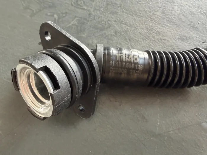 11127584128 Engine Parts Breather Hose for BMW X4 (F26), X6 (E71, E72), X5 (E70), 5 Gran Turismo (F07), 6 Coupe (F13), X3 (F25), 3 (E90), 1 Coupe (E82)