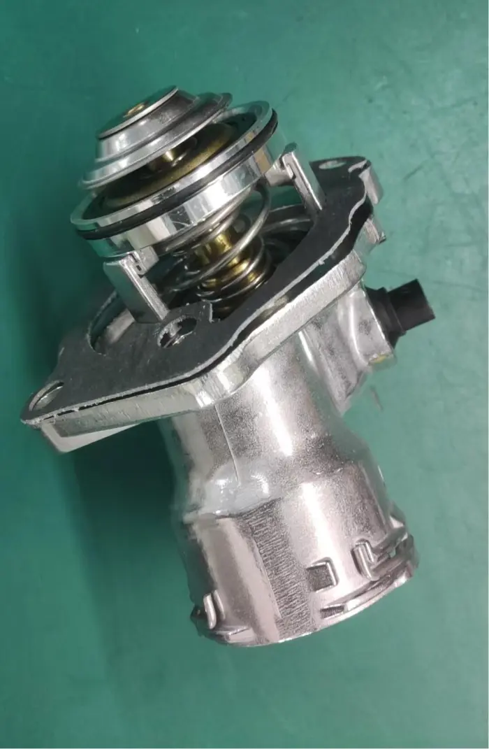 2722000415 Engine Parts Thermostat for MERCEDES-BENZ S-CLASS (W221), SLK (R171), E-CLASS T-Model (S211), M-CLASS (W164), C-CLASS T-Model (S203), GLK-CLASS (X204), R-CLASS (W251, V251), CLC-CLASS (CL203), CLS (C219), SL (R230), VALENTE Bus (W639), VIT