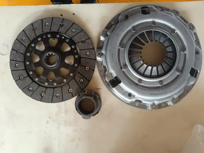 21217523620 Transmission Parts BMW Clutch Kit for BMW 3 Compact (E36), Z3 Roadster (E36), 5 (E39)