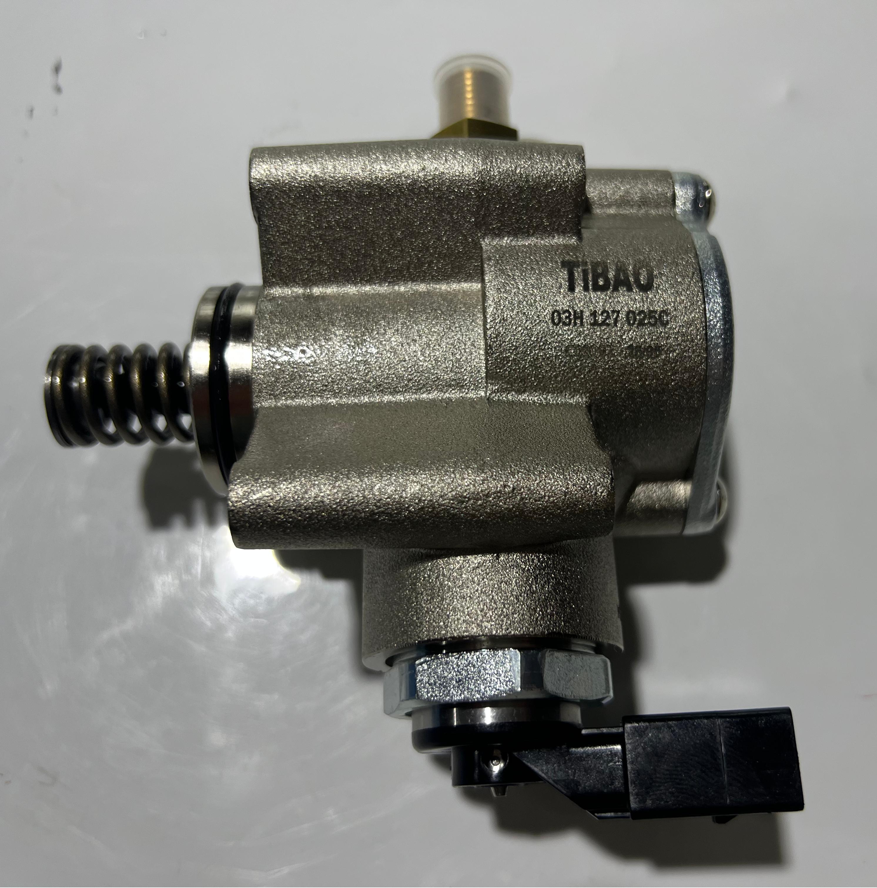 03H127025C 03h127025c Engine Parts High Pressure Pump for AUDI Q7