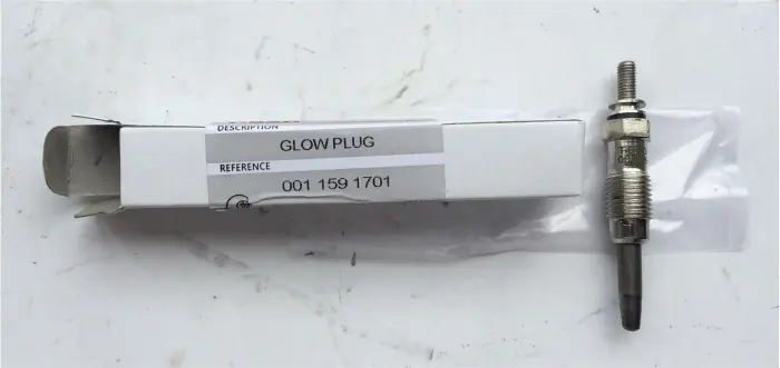 0011590001 Glow Plug for MERCEDES-BENZ VITO Bus (W638), SPRINTER 2-t Platform/Chassis (B901, B902), V-CLASS (638/2), O 100, G-CLASS Cabrio (W460), E-CLASS (W124), C-CLASS (W202), S-CLASS (W140), UNIMOG, T1 Bus (B601), 124 Saloon (W124), 190 (W201), T