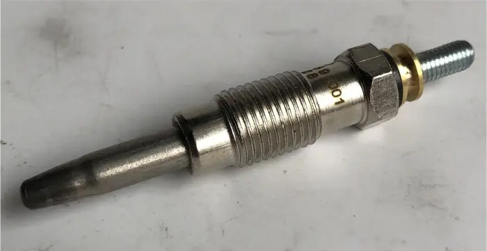 0011590001 Glow Plug for MERCEDES-BENZ VITO Bus (W638), SPRINTER 2-t Platform/Chassis (B901, B902), V-CLASS (638/2), O 100, G-CLASS Cabrio (W460), E-CLASS (W124), C-CLASS (W202), S-CLASS (W140), UNIMOG, T1 Bus (B601), 124 Saloon (W124), 190 (W201), T